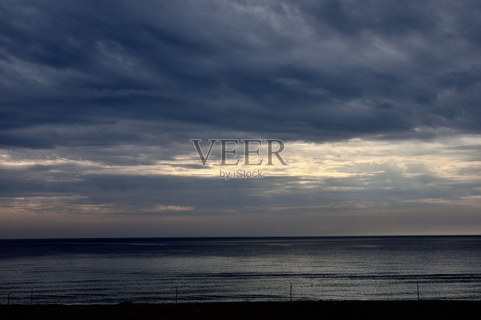 被太阳光线撕裂的一团团云照片摄影图片