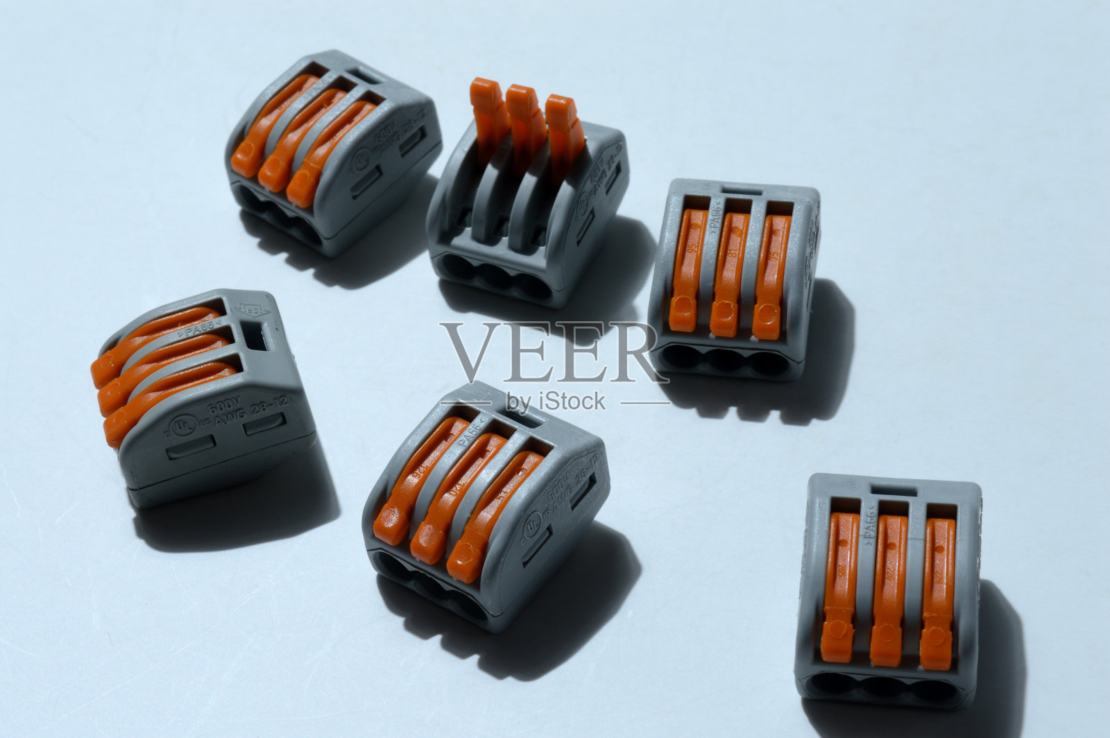 夹紧终端块位于一个灯光背景上。特写镜头。照片摄影图片