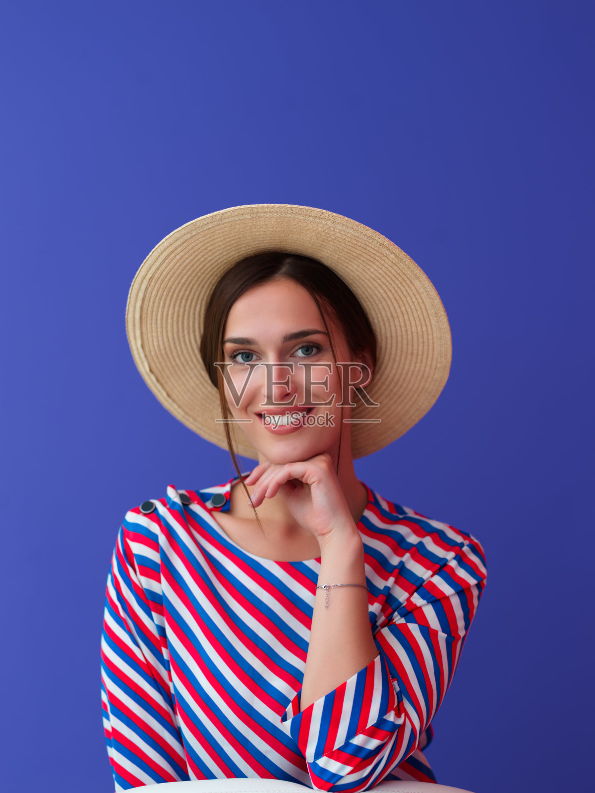 年轻女子坐在椅子上的肖像照片摄影图片