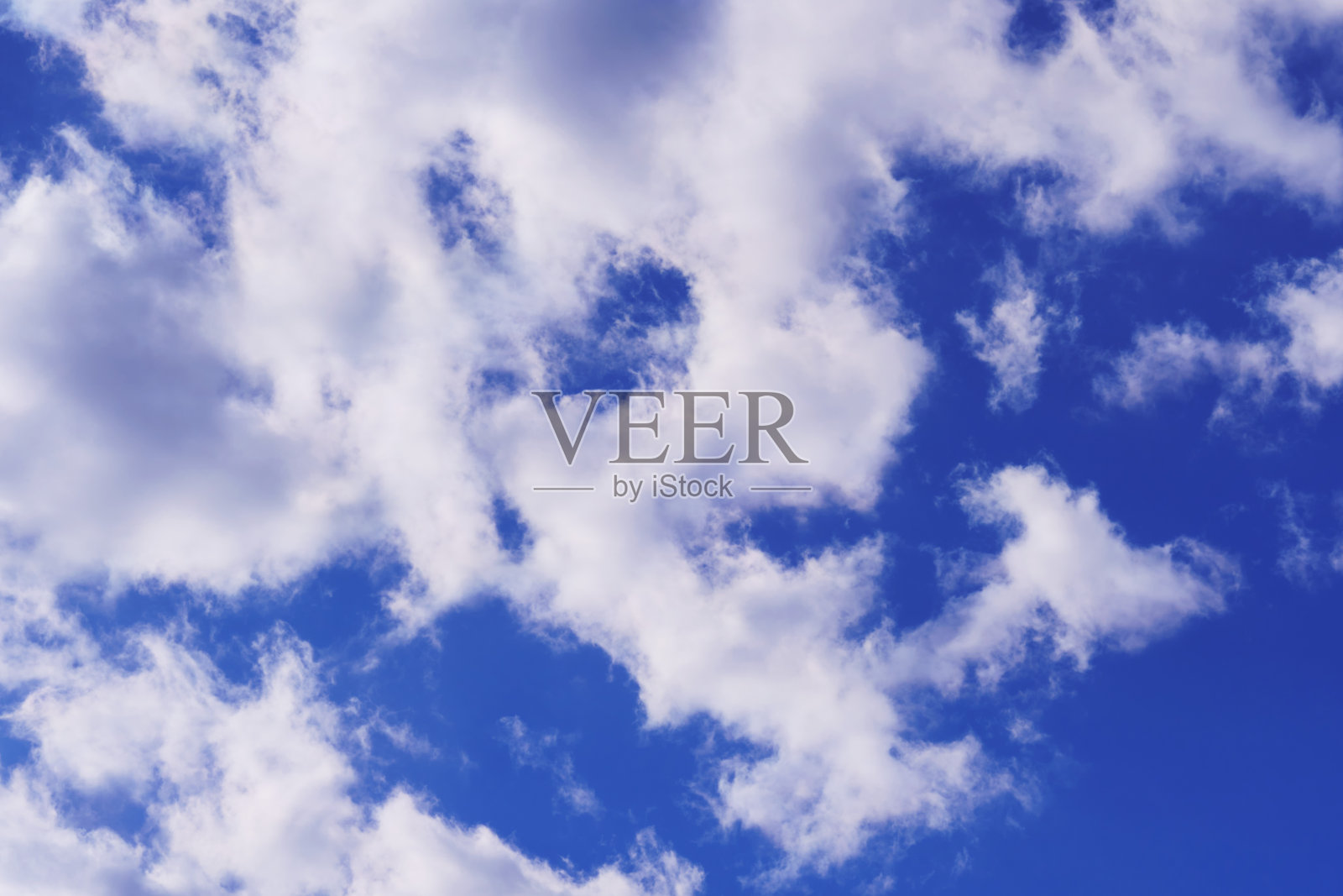 明亮的蓝天和白云的背景照片摄影图片