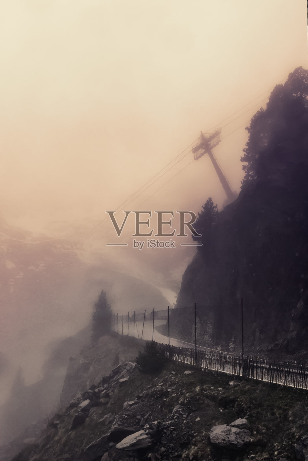 拍摄的山路显示道路和滑雪胜地的滑雪升降机塔在一个黑暗和多云的日子照片摄影图片