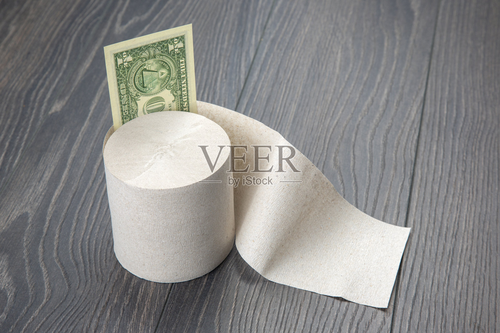 木质背景的美钞厕纸照片摄影图片
