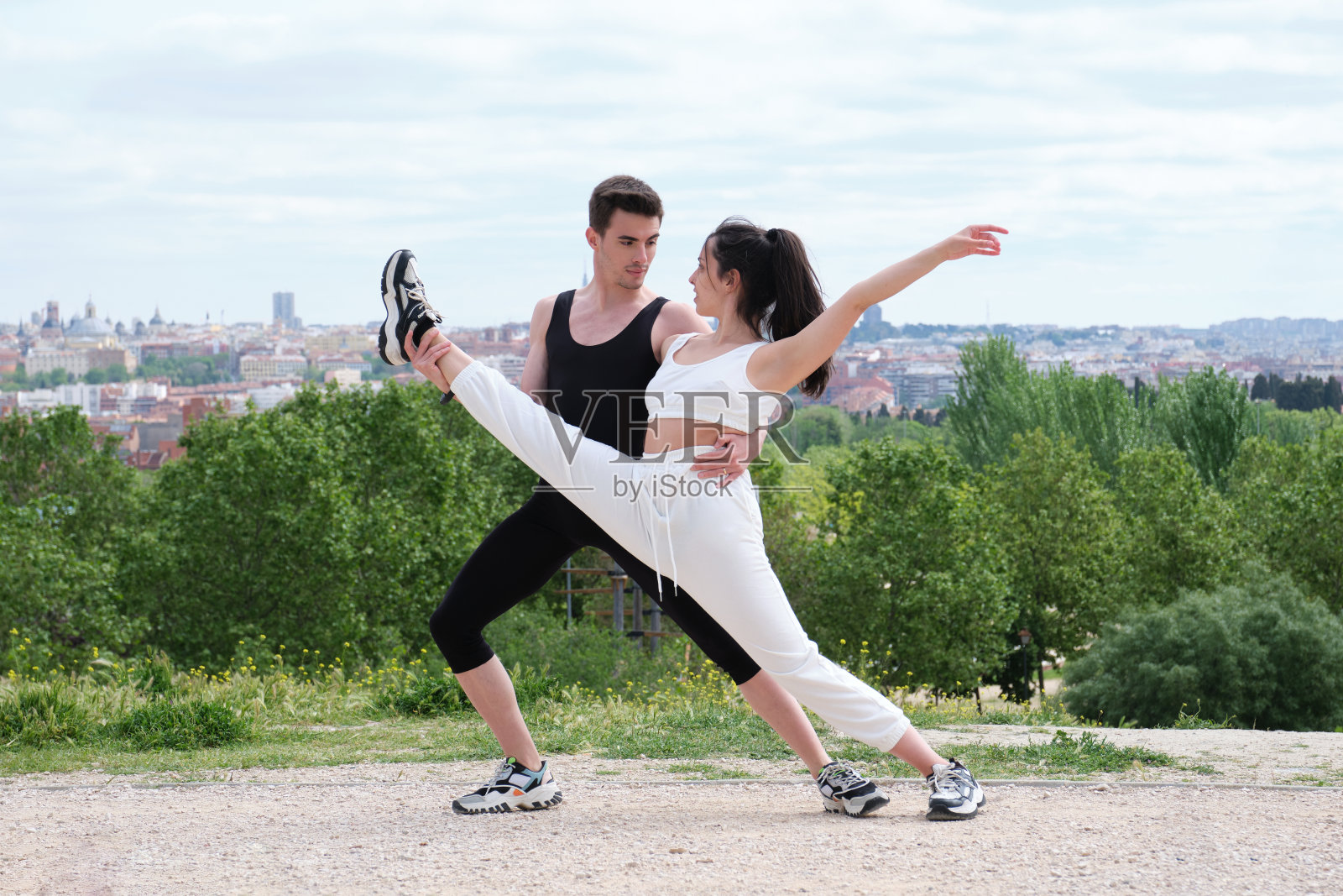 一对年轻夫妇在公园里练习街舞，芭蕾，舞步，动作。照片摄影图片