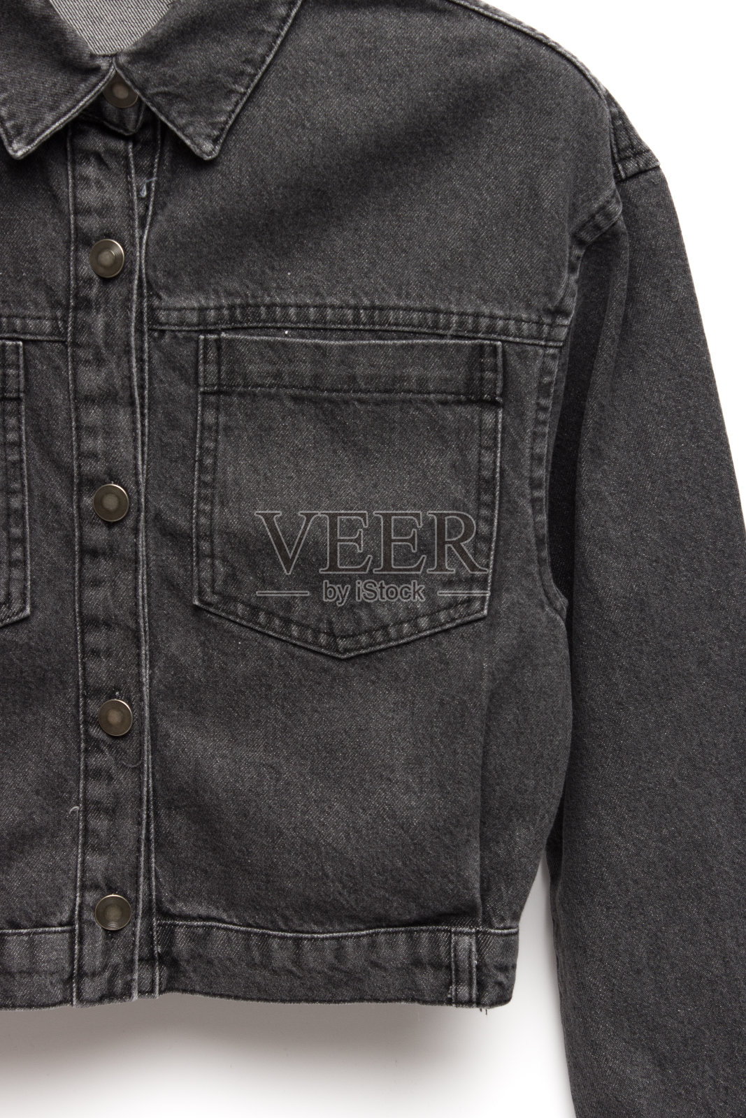 黑色牛仔夹克为背景。近距离的牛仔夹克的前面。特写牛仔夹克口袋。牛仔质地的背景。照片摄影图片