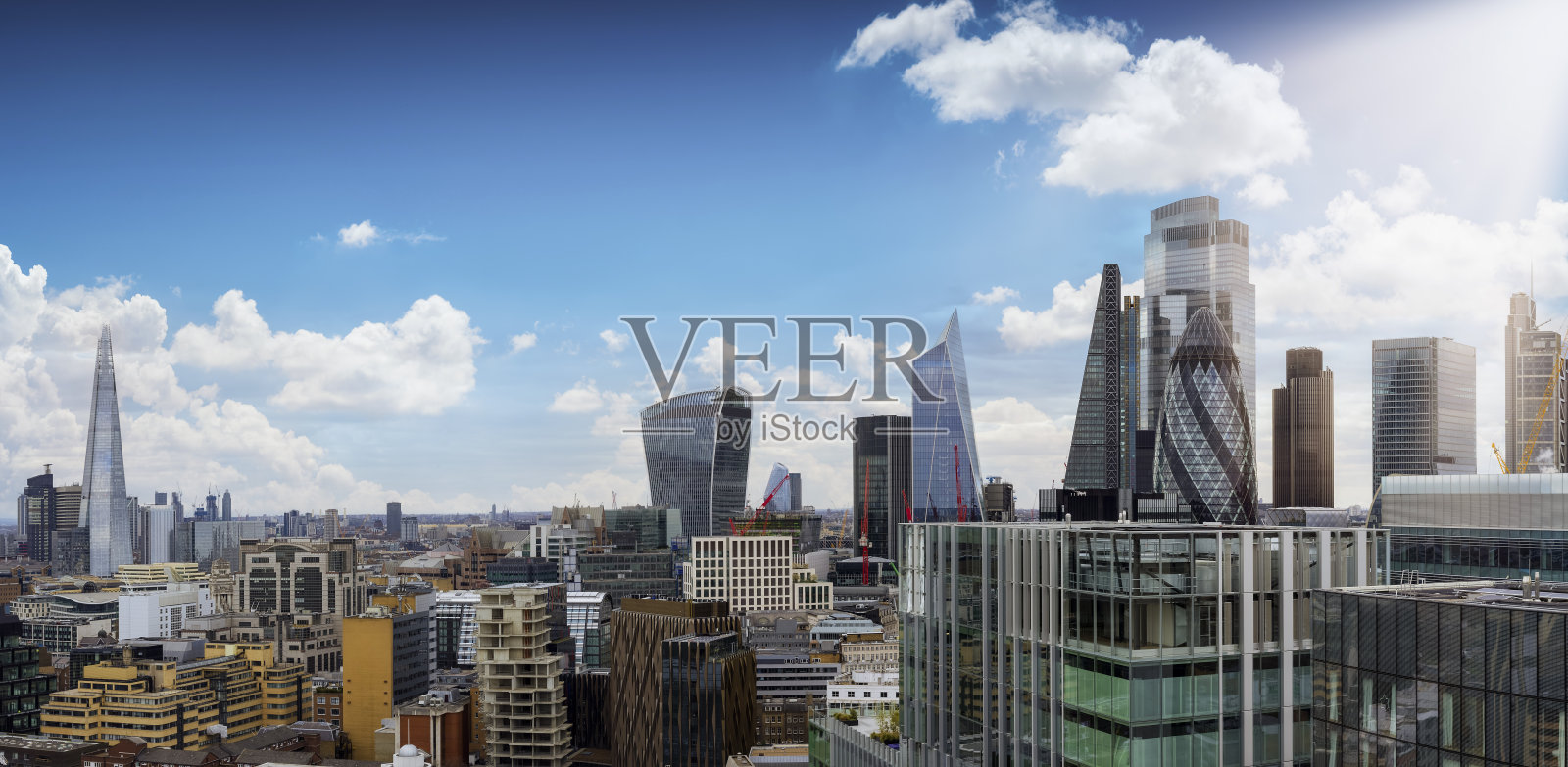 俯瞰伦敦金融城的现代摩天大楼照片摄影图片