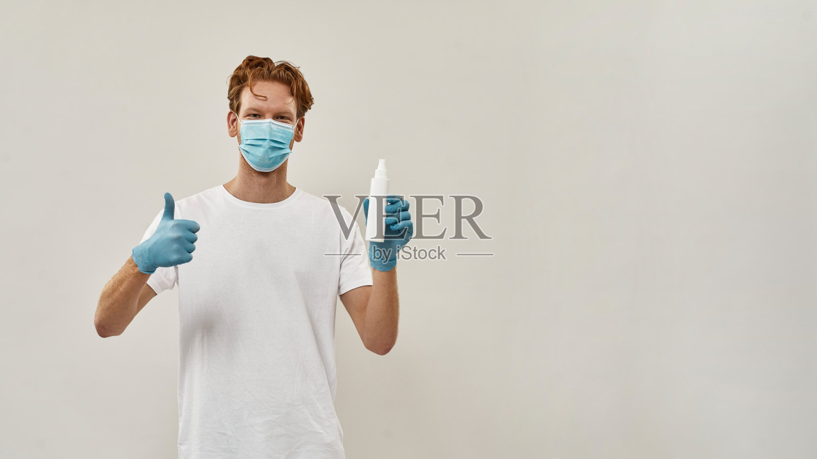 年轻的红发快递员证明了他的清白和安全照片摄影图片