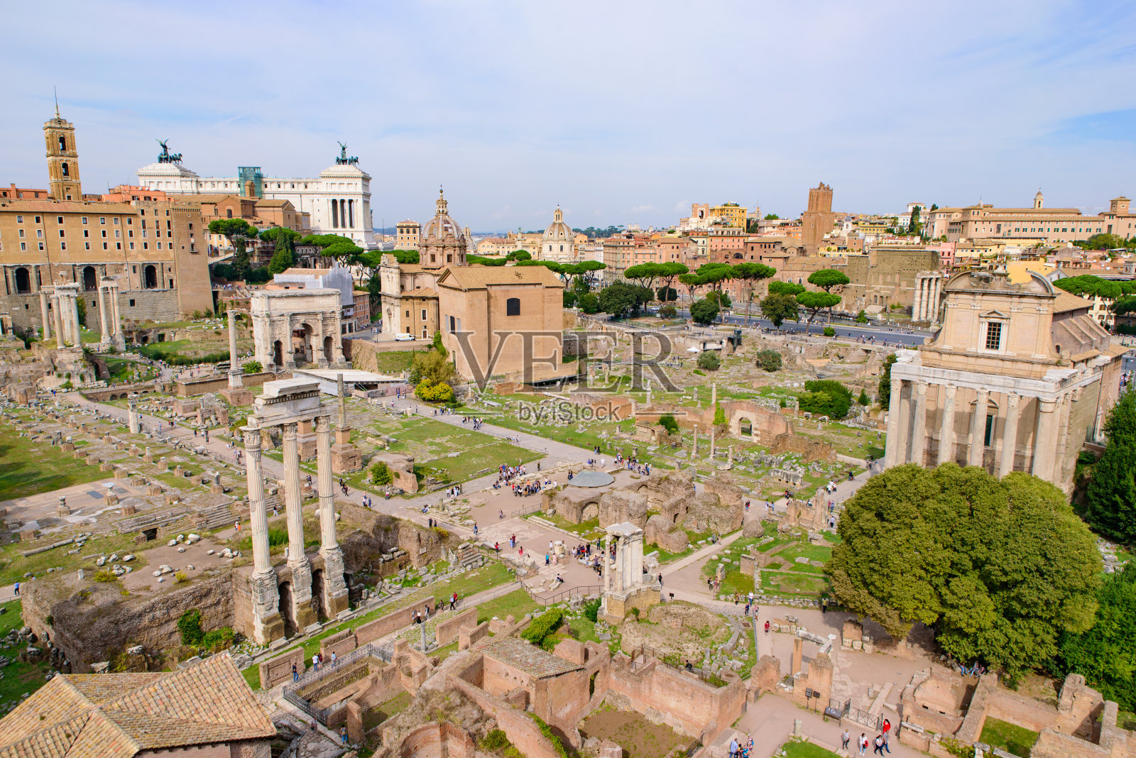 罗马广场，意大利罗马的一个被废墟包围的广场照片摄影图片