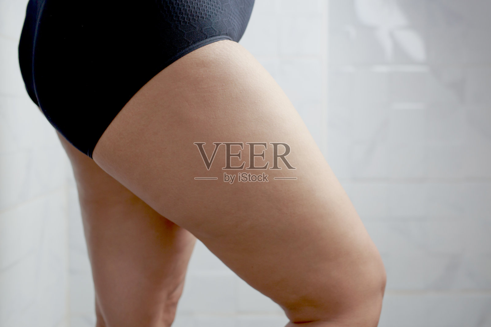 胖女人，她想控制体重。照片摄影图片