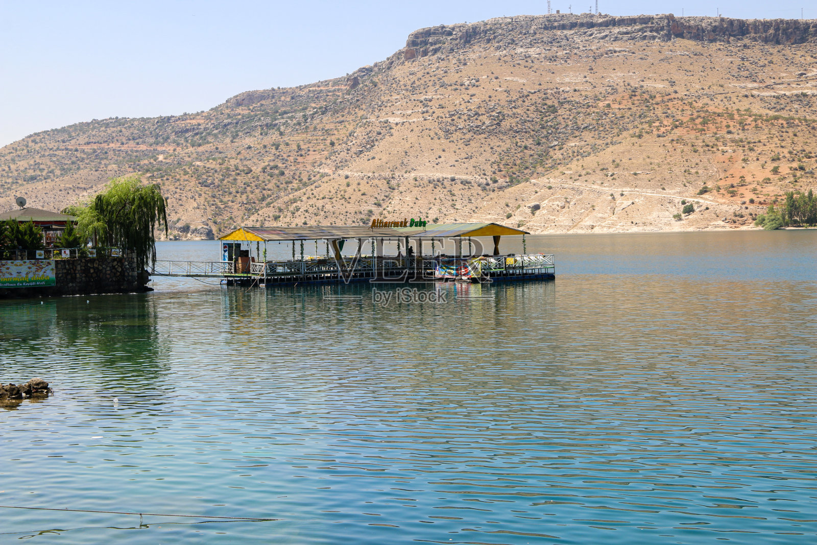 湖边的岩石照片摄影图片