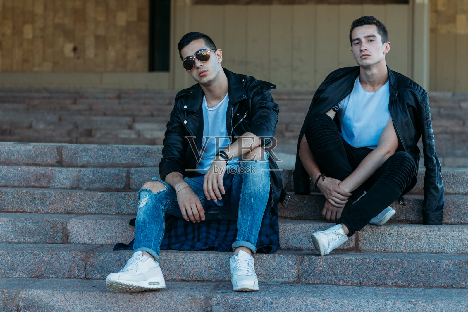 城市里又帅又有魅力的男人，在摆姿势。戴着黑眼镜在城市里走。沟通。会议的朋友照片摄影图片