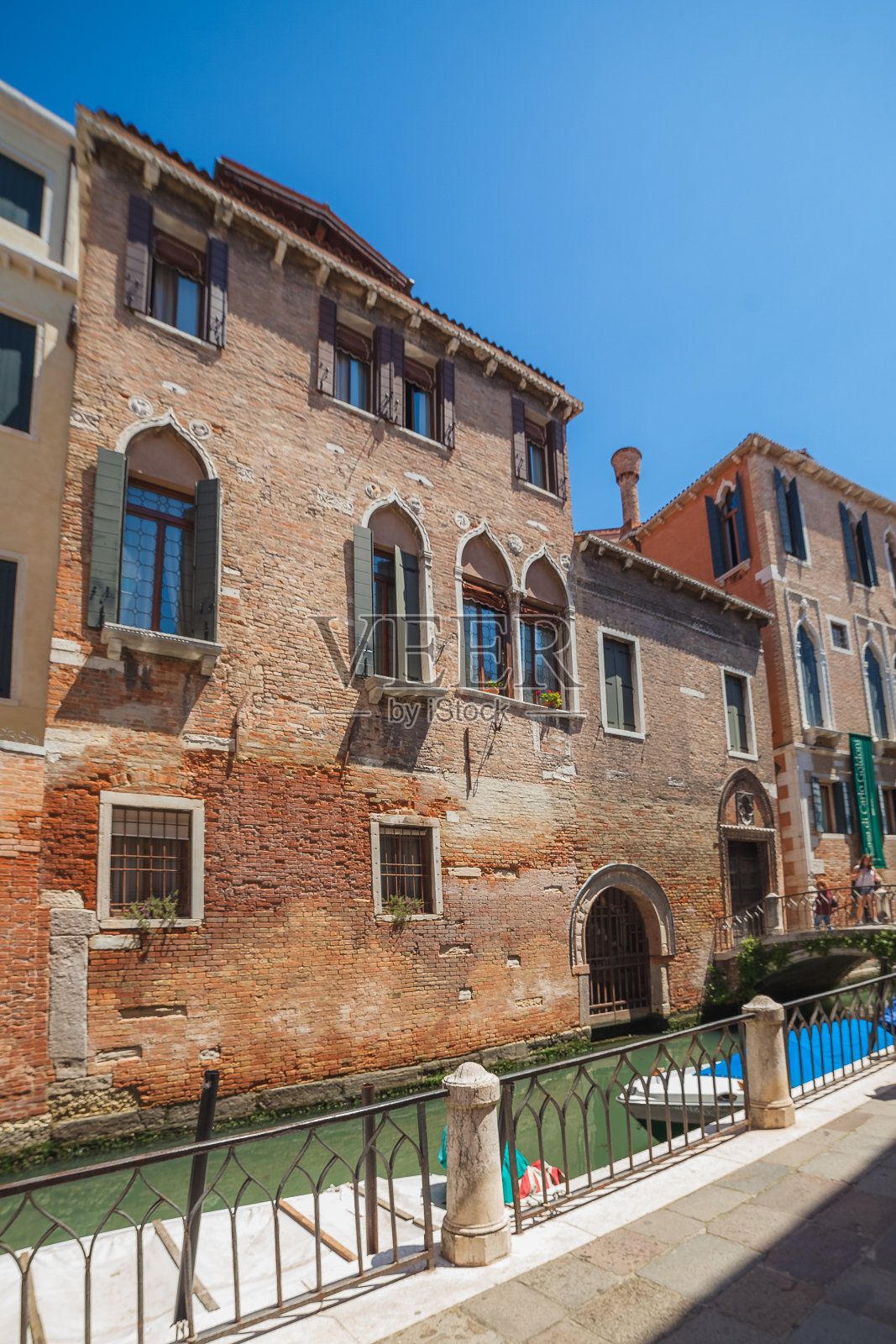 威尼斯运河和古怪的建筑照片摄影图片