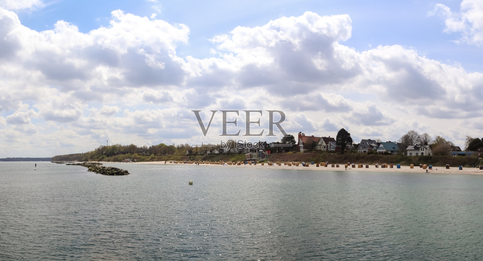 在德国基尔附近的希尔克see码头有很多船。奥运帆船照片摄影图片