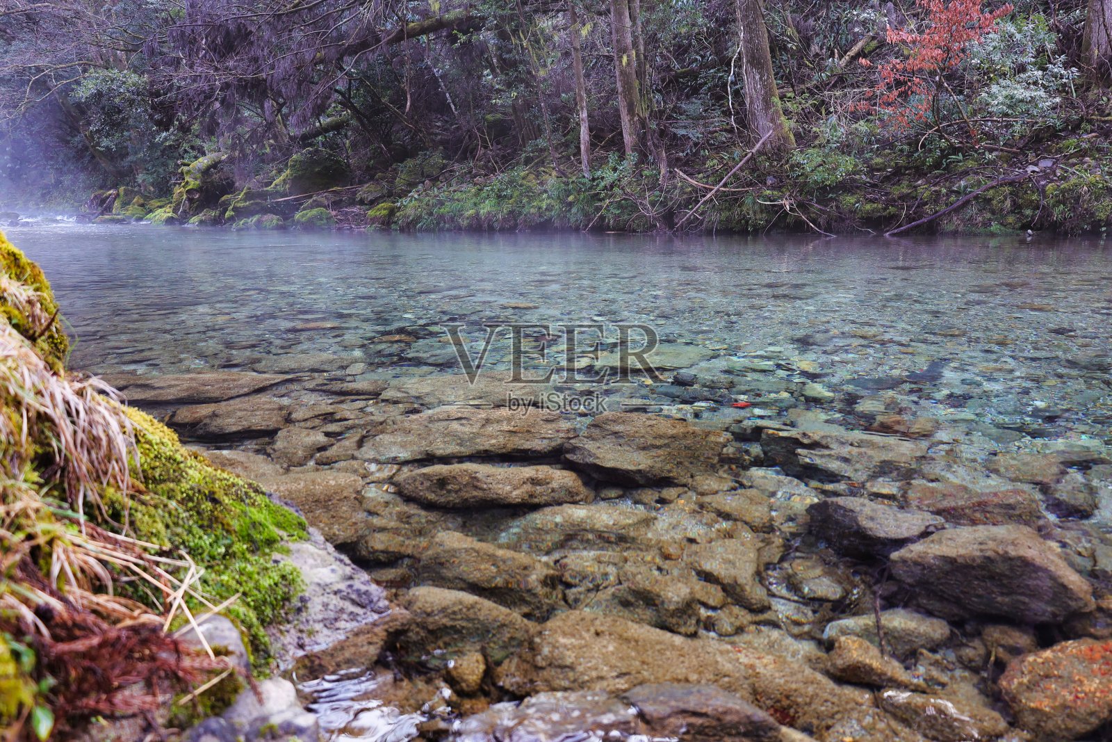 岐阜县山形市丸原河清澈的蓝色溪流照片摄影图片