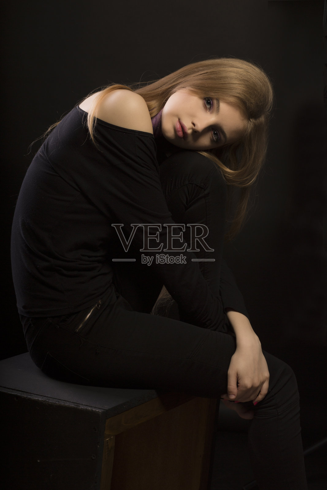 浪漫的年轻女子与明亮的化妆在阴影摆姿势照片摄影图片