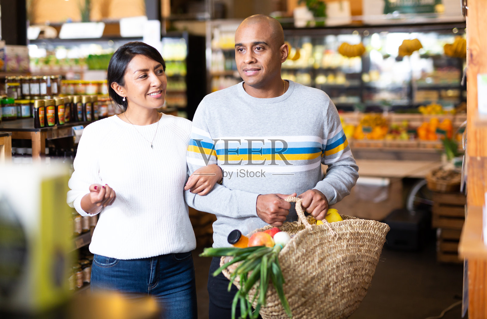 家庭夫妇与袋装杂货与商店照片摄影图片