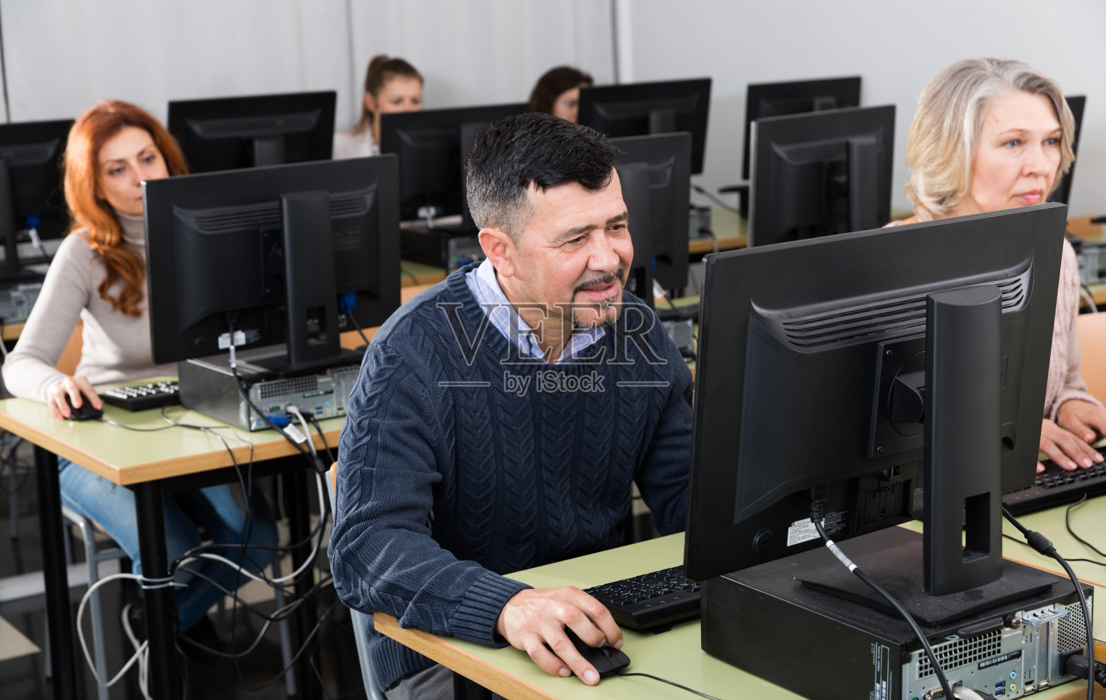 上计算机课的中年男子照片摄影图片