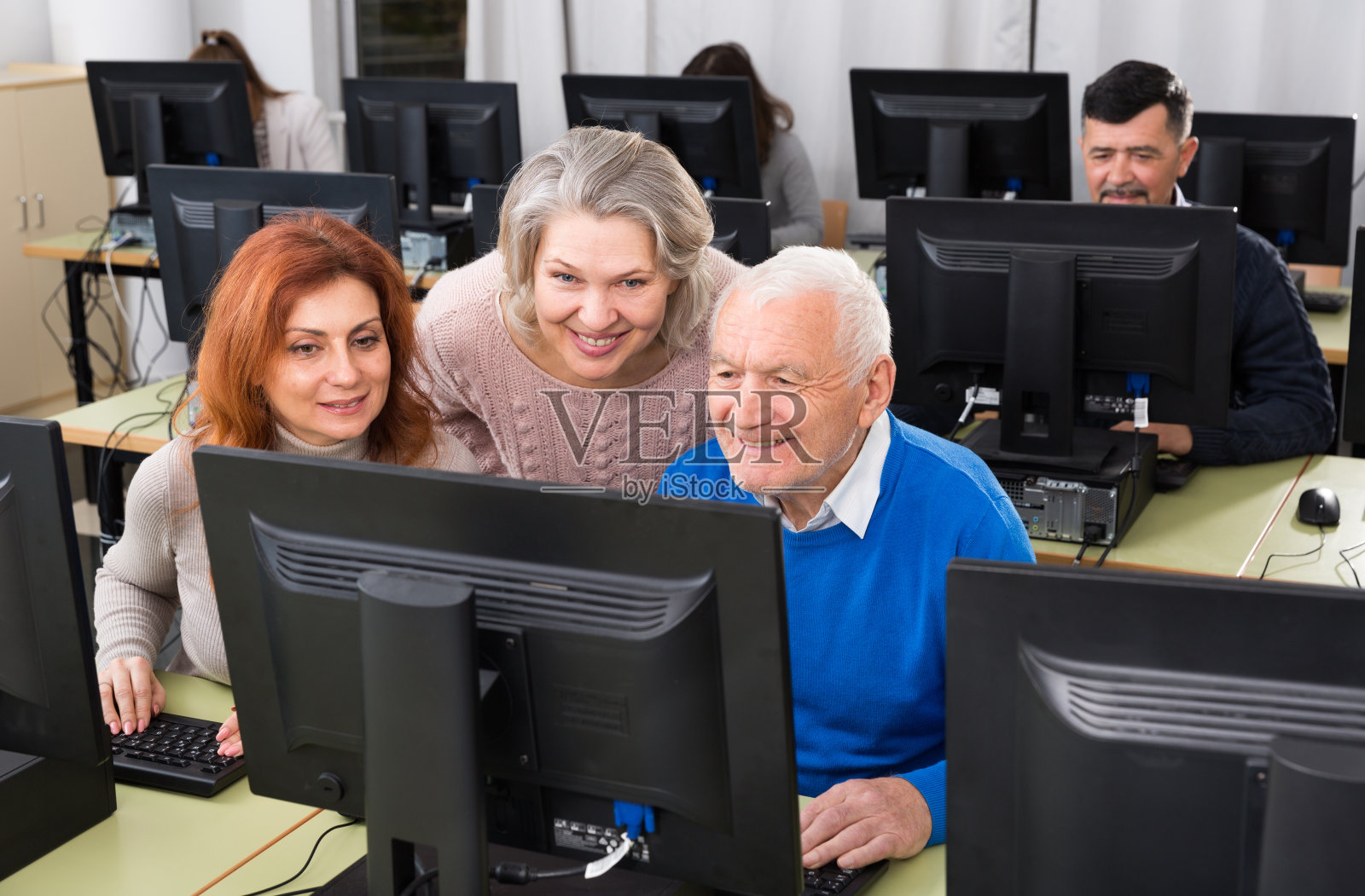 老年人一起在电脑上工作照片摄影图片