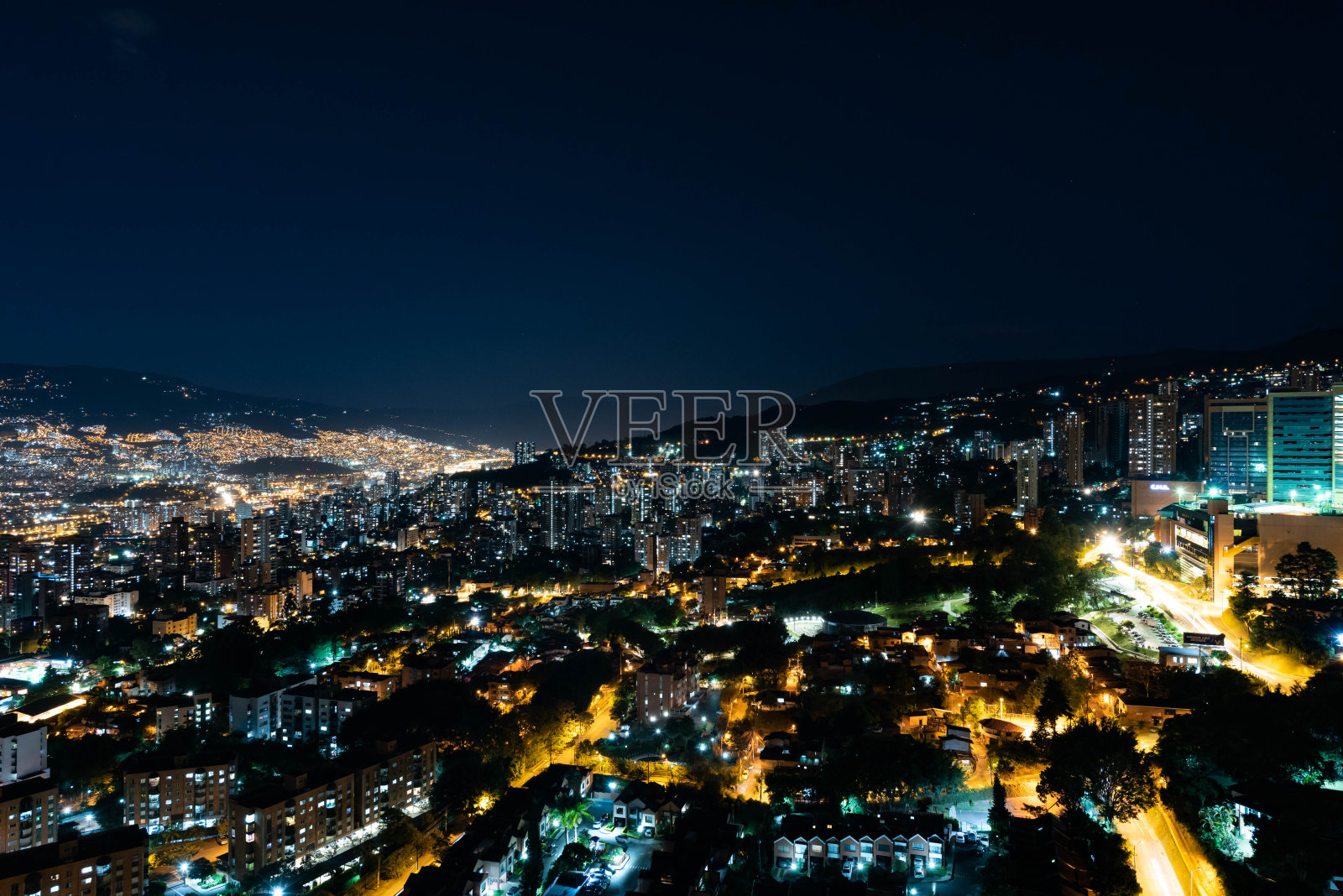 城市的夜景和天空。照片摄影图片