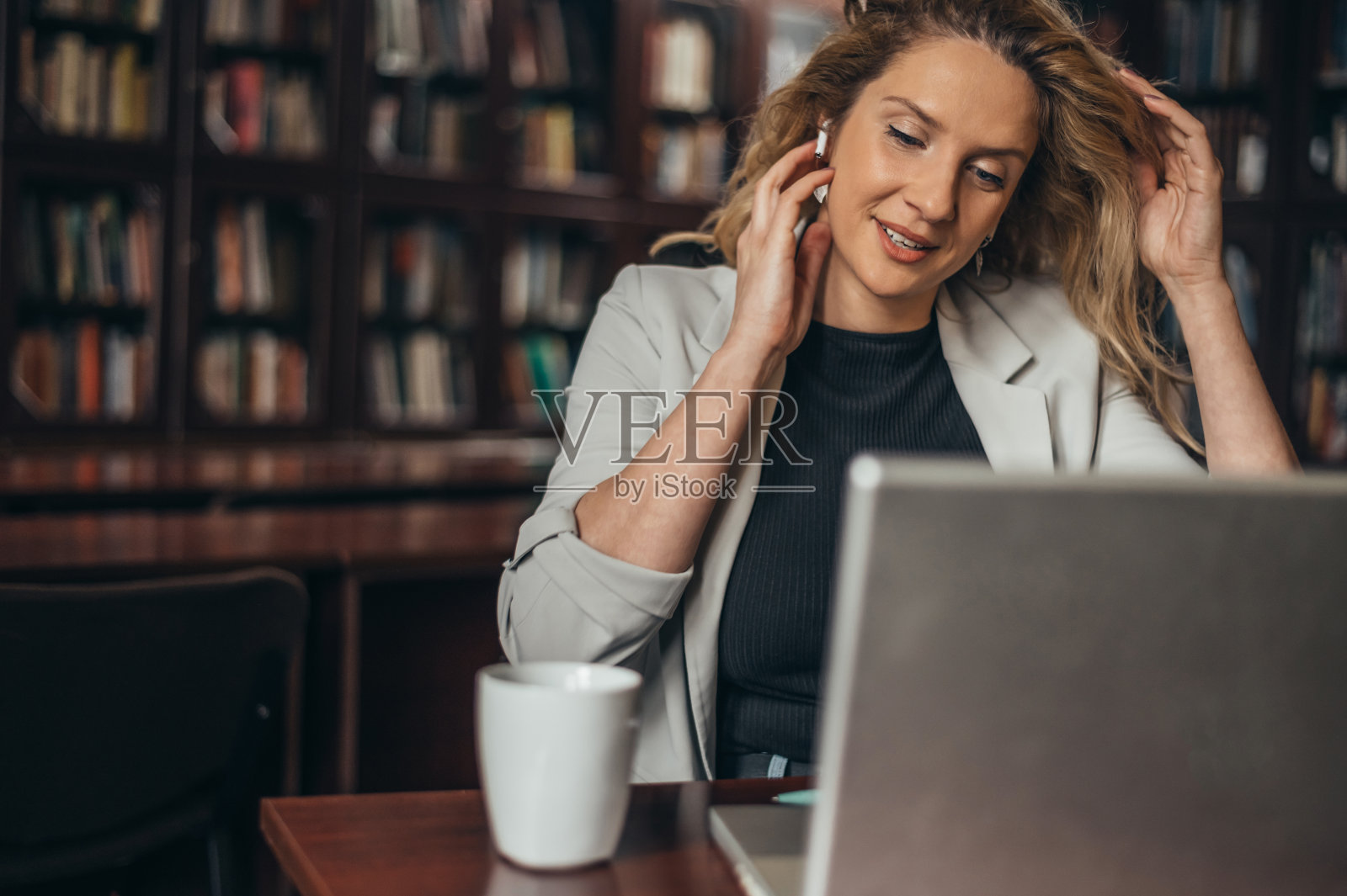 在办公室里用笔记本电脑工作的女商人照片摄影图片