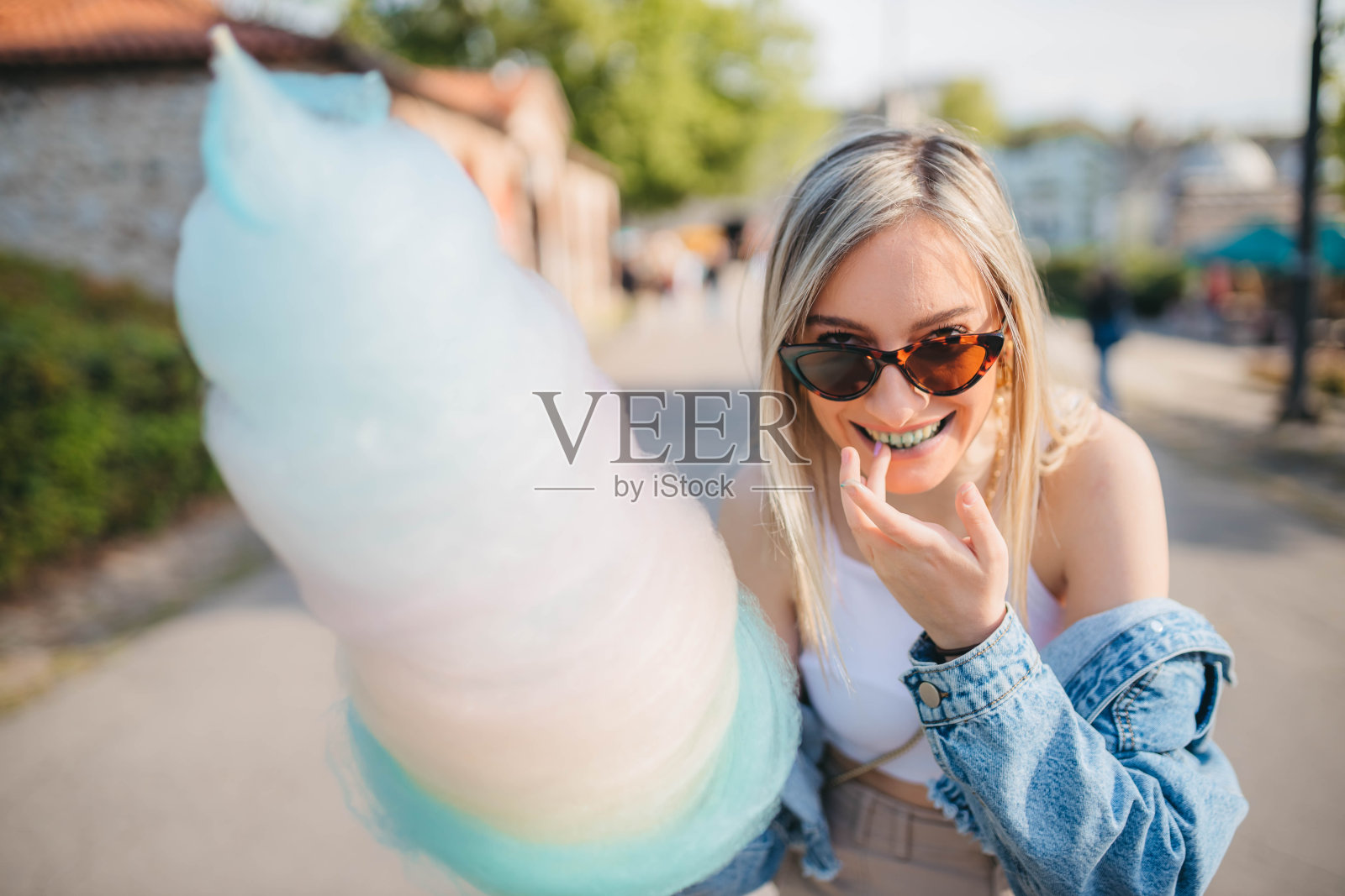 一个微笑的女人在吃棉花糖照片摄影图片