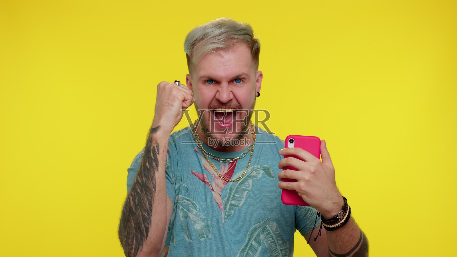 开心兴奋的男人用手机说哇，是找到了大胜的消息做了大胜的手势照片摄影图片