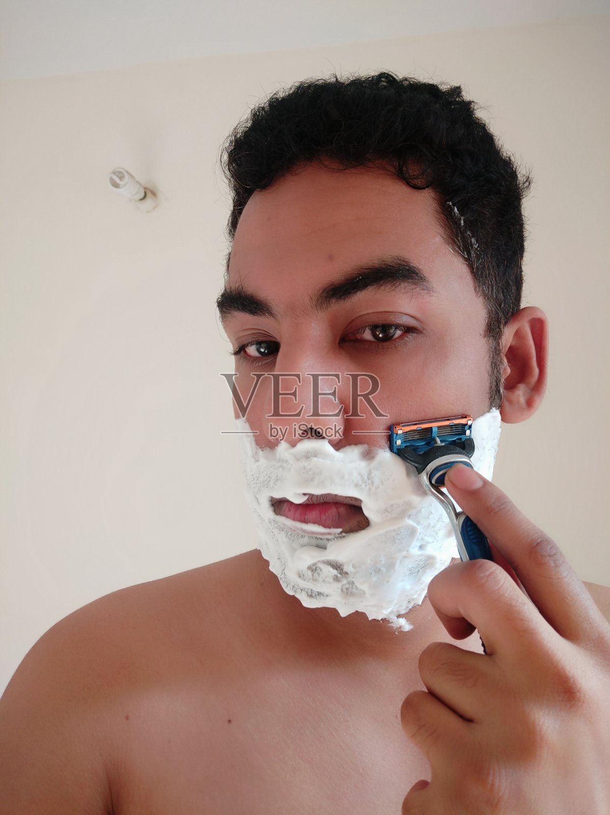 印度男人的剃须过程照片摄影图片