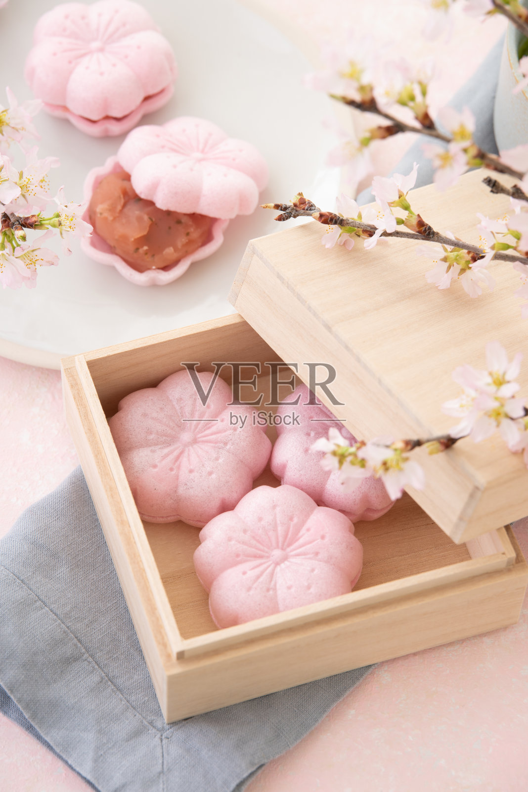 那中反映了樱花花瓣的形象。monaka是一种日本传统蛋糕照片摄影图片