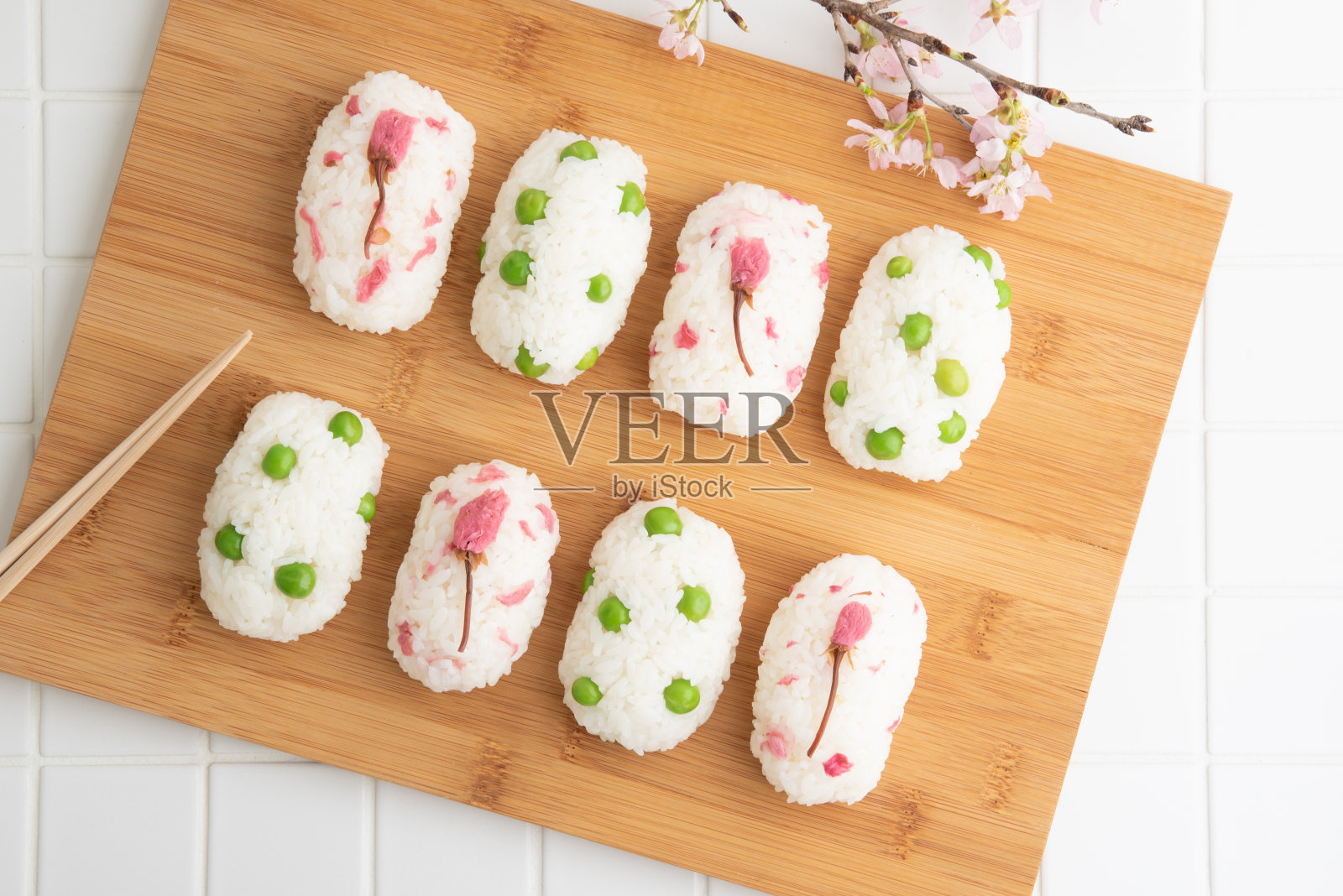 日本食物:春天的形象。盐樱桃花饭团和绿豌豆饭团照片摄影图片