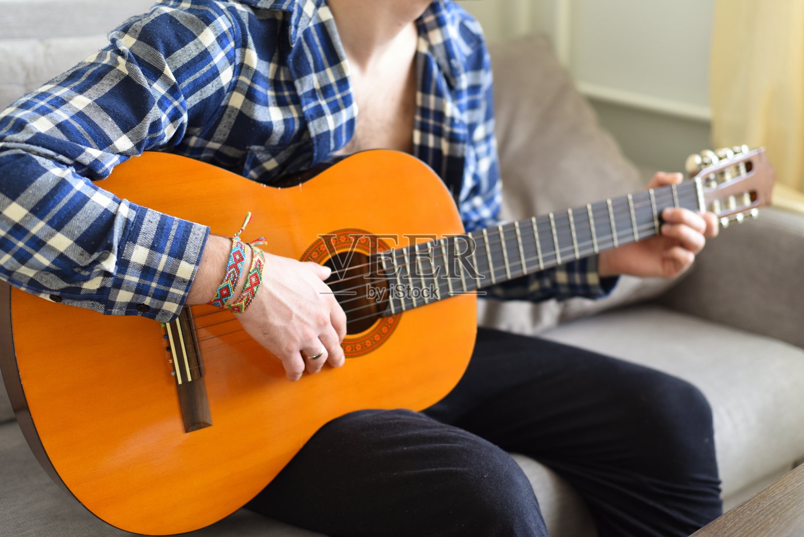 吉他手手腕上印着印度图案的友谊手镯照片摄影图片