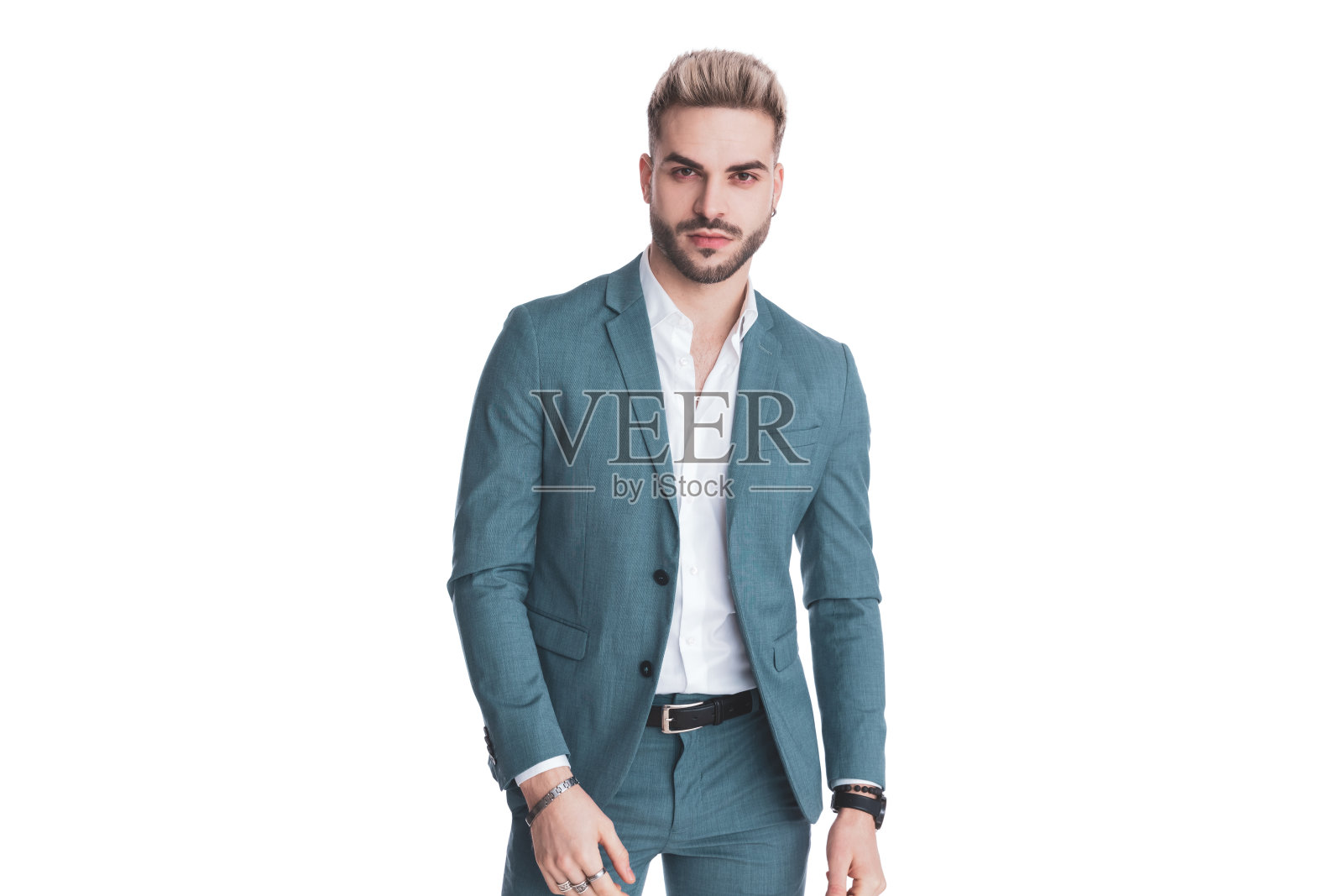 自信性感的男人与解开衬衫西装摆姿势在工作室照片摄影图片