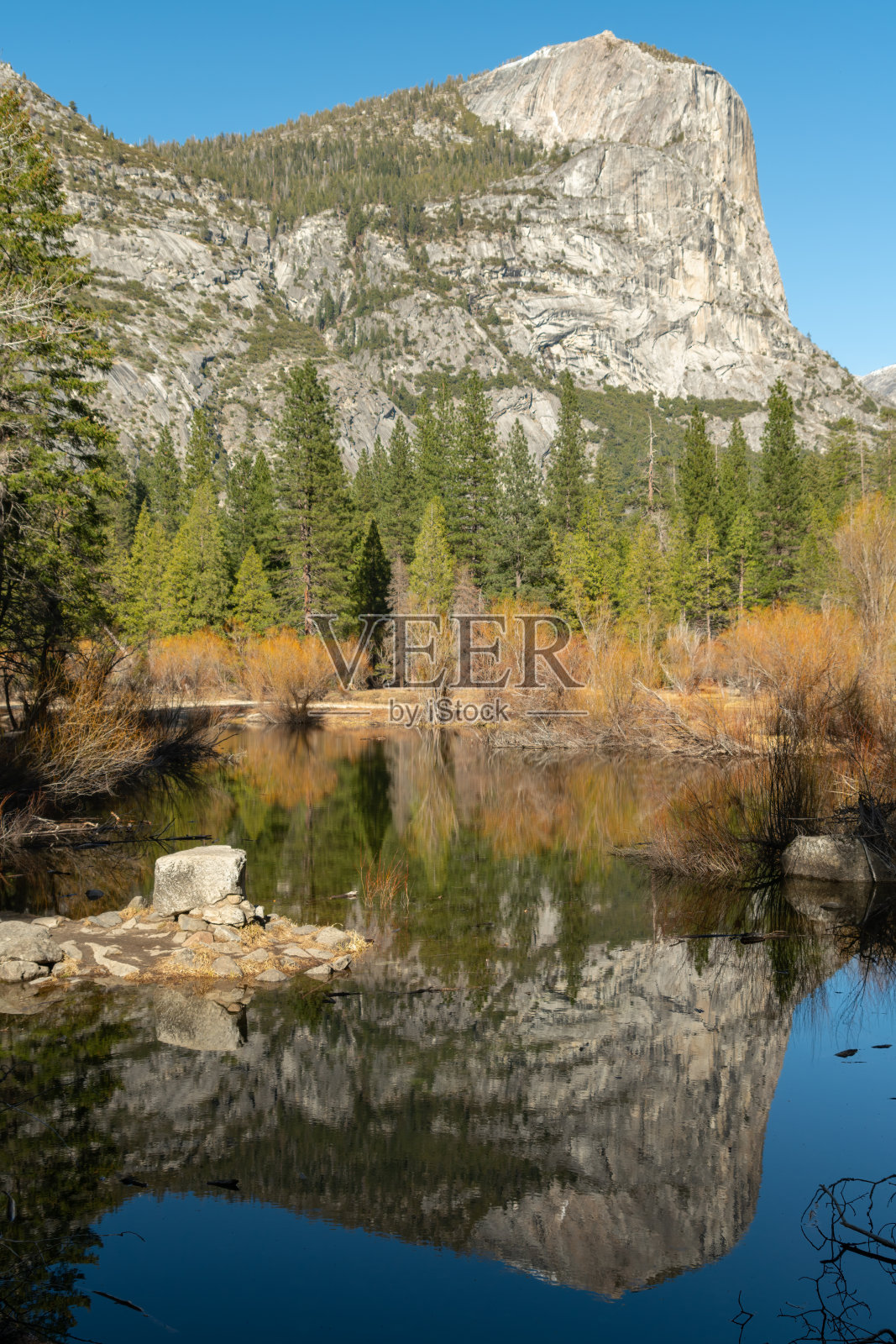 在加州约塞米蒂国家公园的冬日里，镜湖和北圆顶的景色照片摄影图片