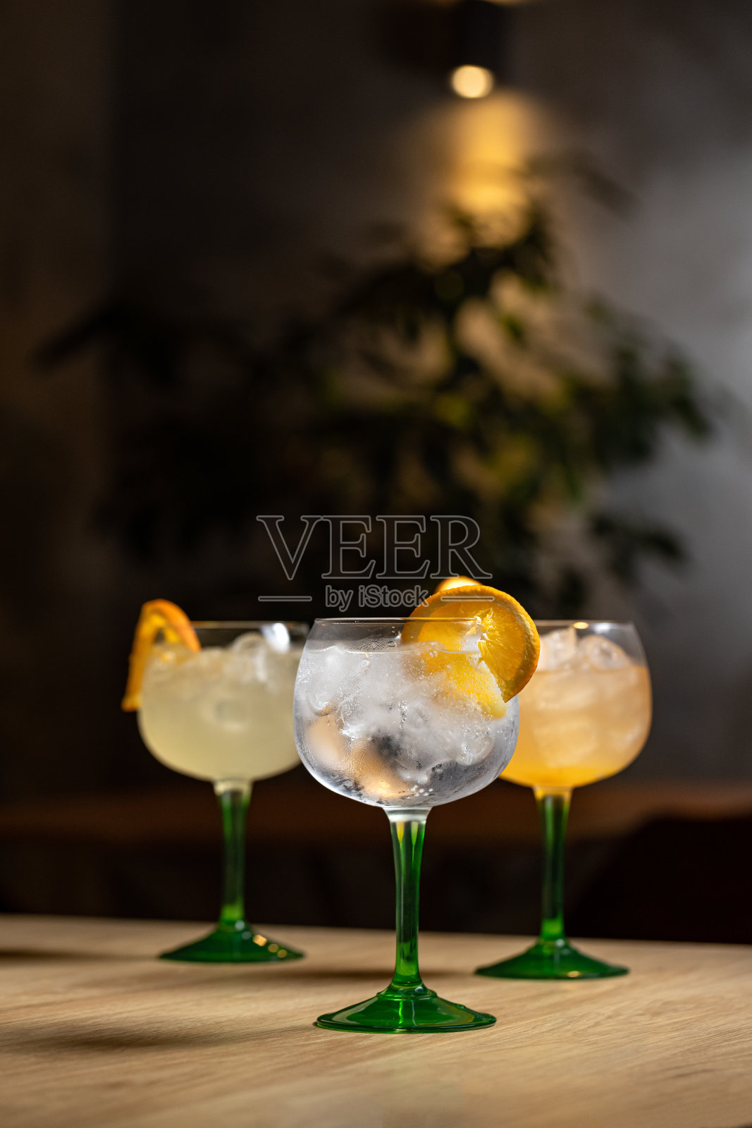 杜松子酒和奎宁酒照片摄影图片