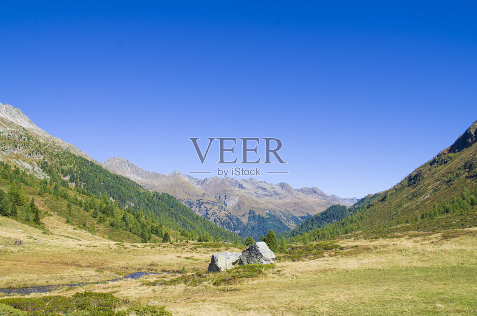 山谷，上面有石头和草地，下面和下面有河流和村庄照片摄影图片