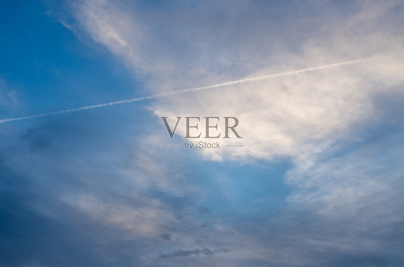 以春天多云的天空为纹理或背景照片摄影图片