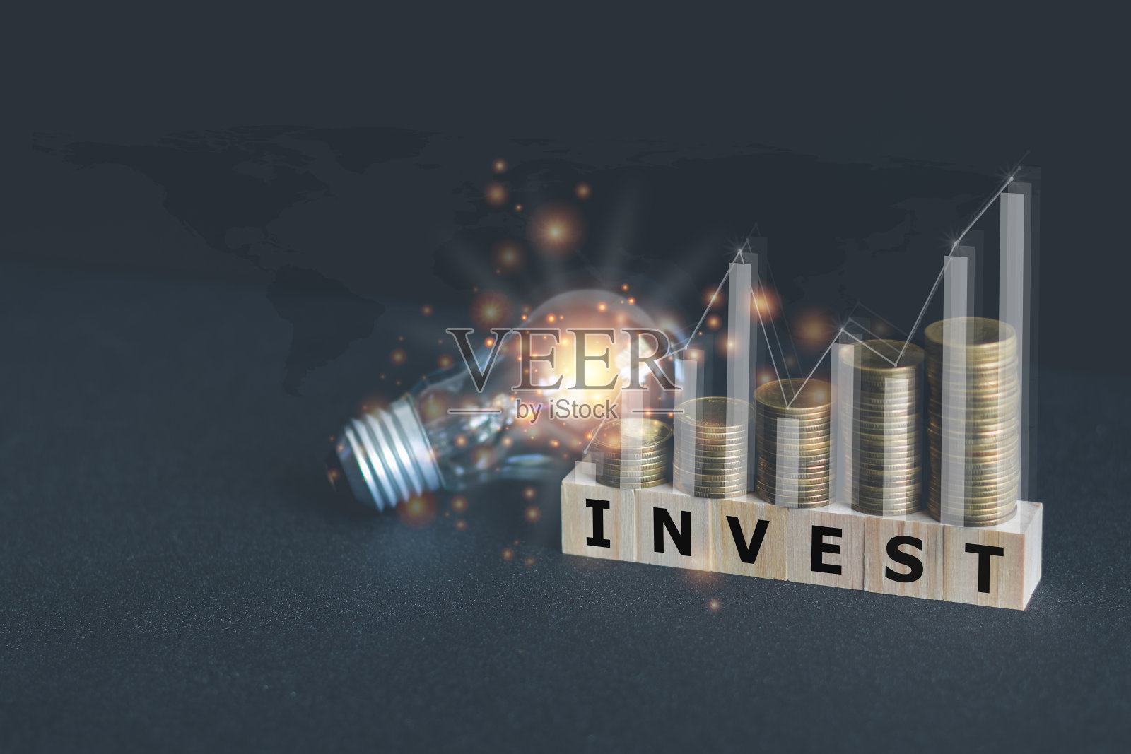 钱与灯泡和立方体。投资于商业和金融的成长和成功的概念。股票市场基金策略规划中的投资者数据分析。为了盈利而投资照片摄影图片