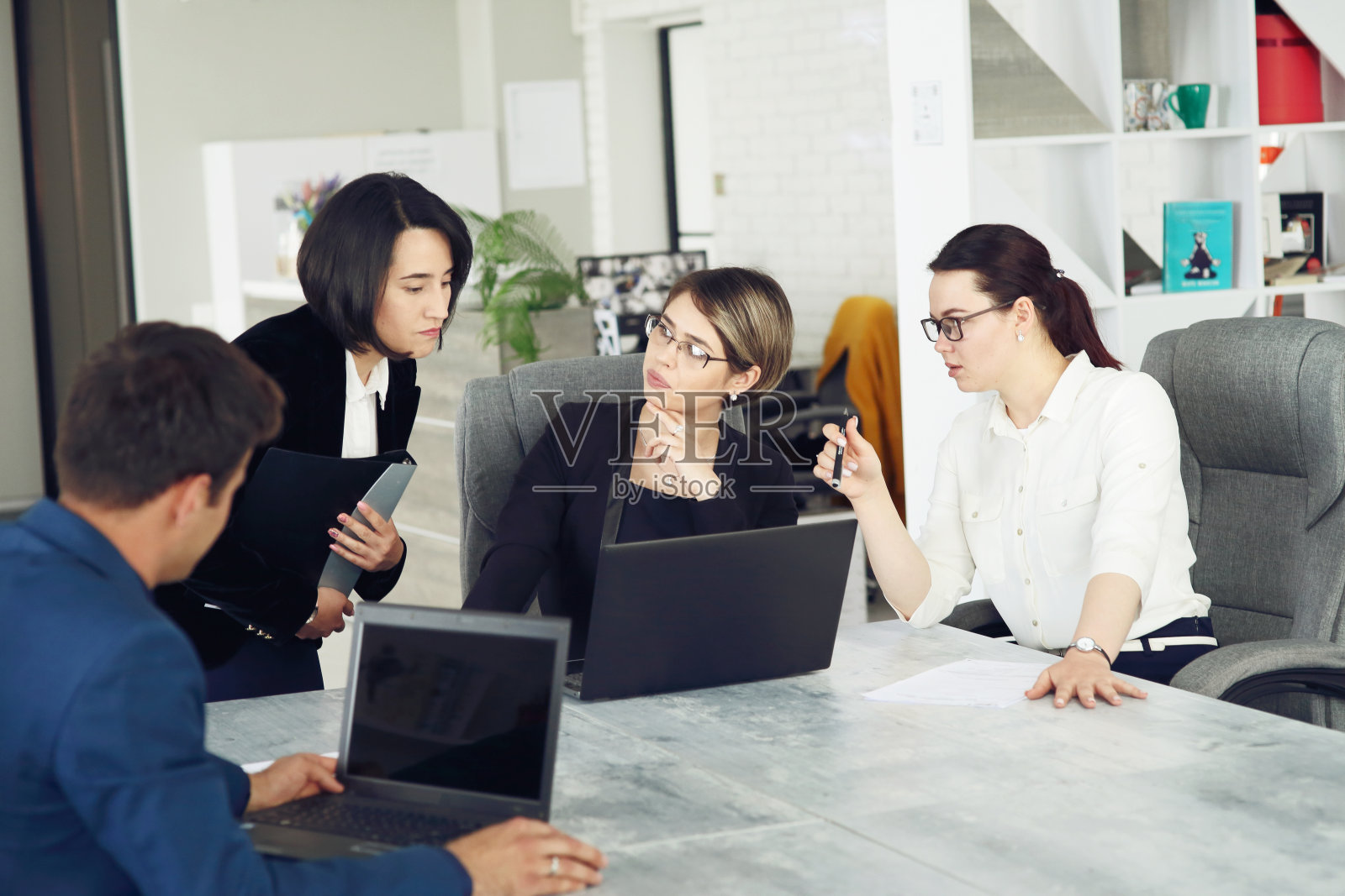 三个年轻成功的女商人在办公室里一起为一个项目工作照片摄影图片