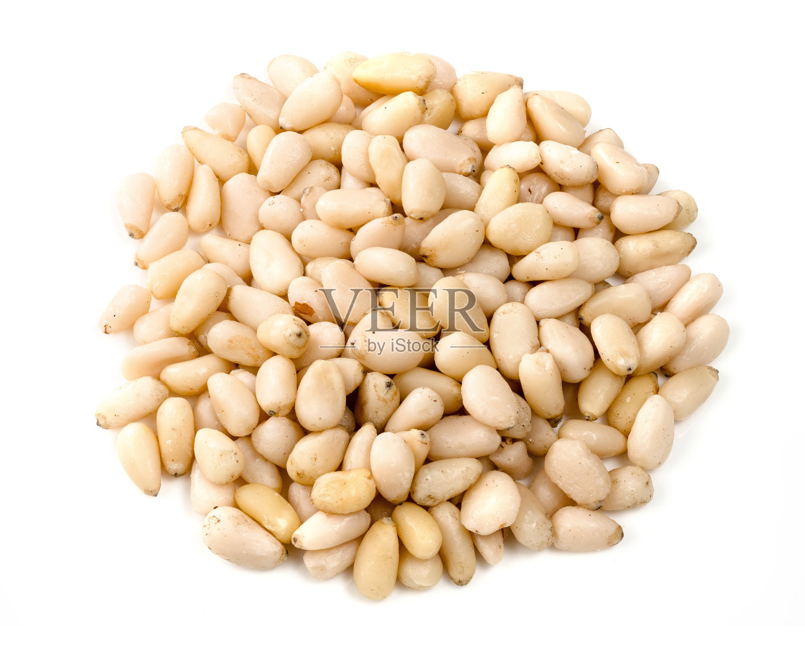 一把未剥皮的松子，白色的特写照片摄影图片