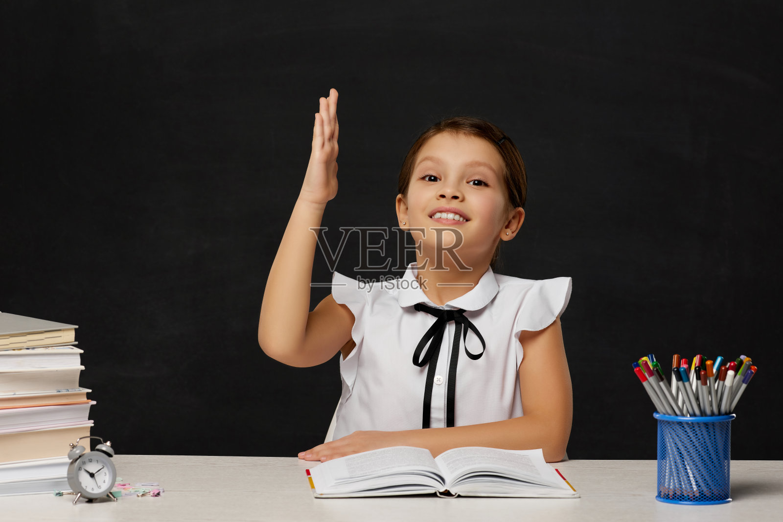 非常高兴的女学生举起了手照片摄影图片