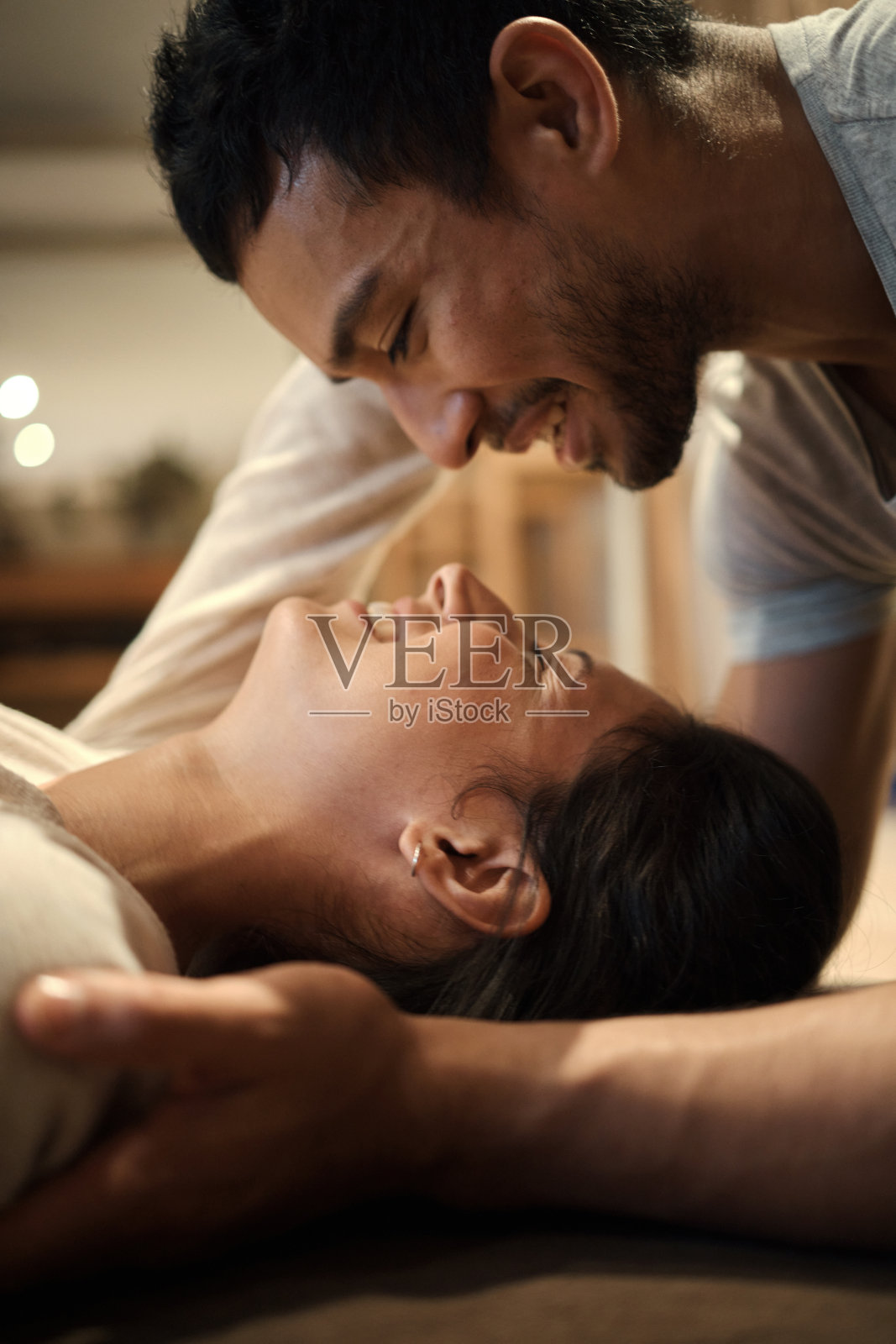 一对深情的夫妇一起在家里度过高质量的时间照片摄影图片