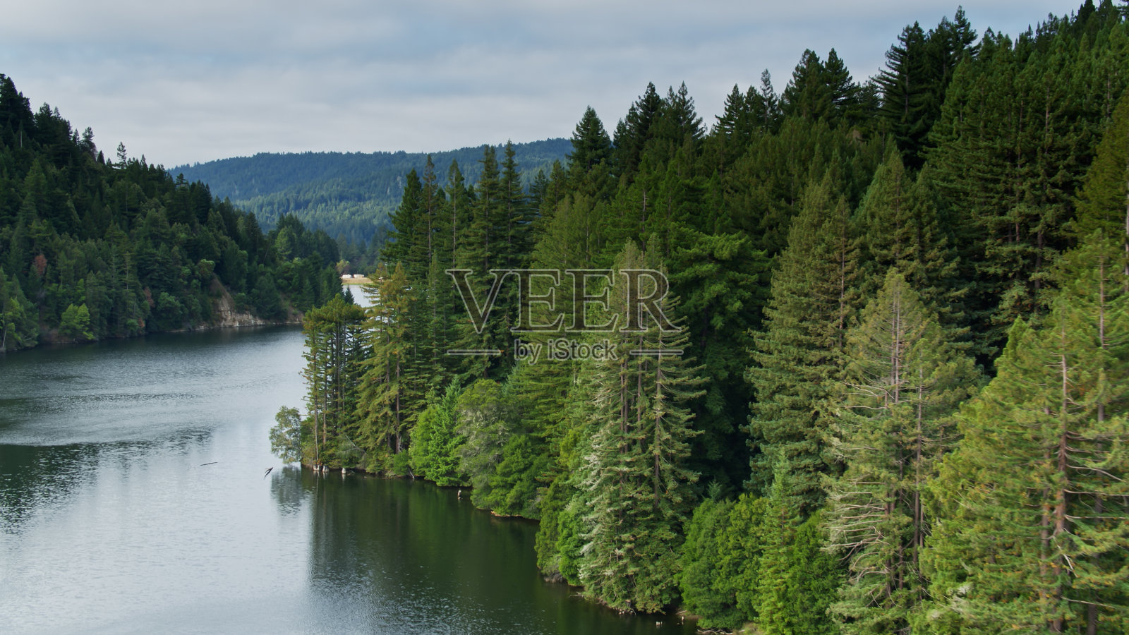 无人机低空飞过洛蒙德湖水域，圣克鲁斯，加州照片摄影图片