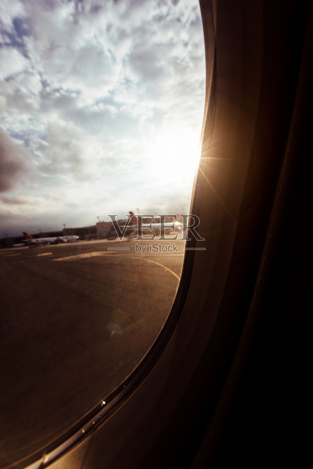 靠窗的座位是最好的选择照片摄影图片