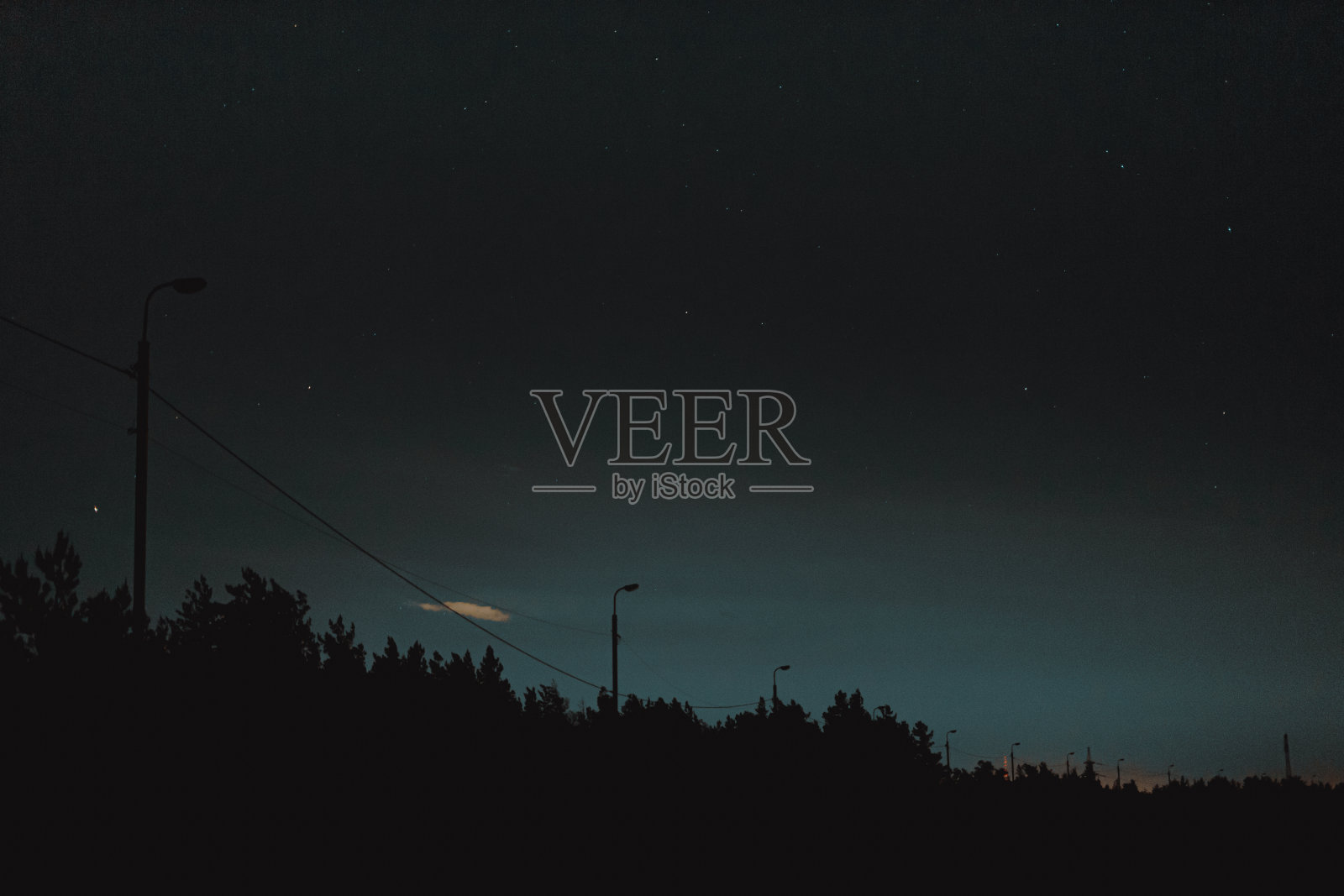 黄昏的天空有森林的剪影。旅行拍摄与明星背景照片摄影图片