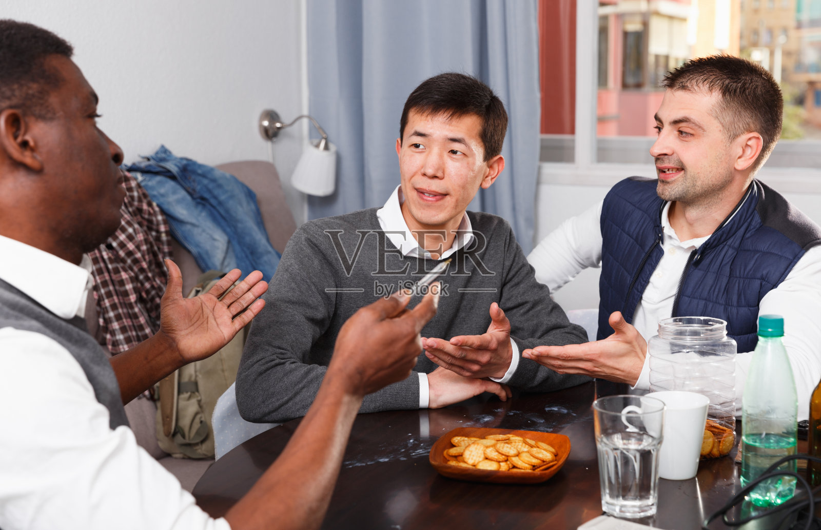 三个男人在时间休息中一起喝着啤酒，谈论着生活照片摄影图片