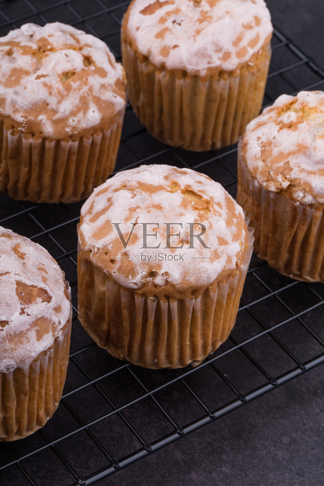 新鲜美味的松饼放在铁丝架上。照片摄影图片