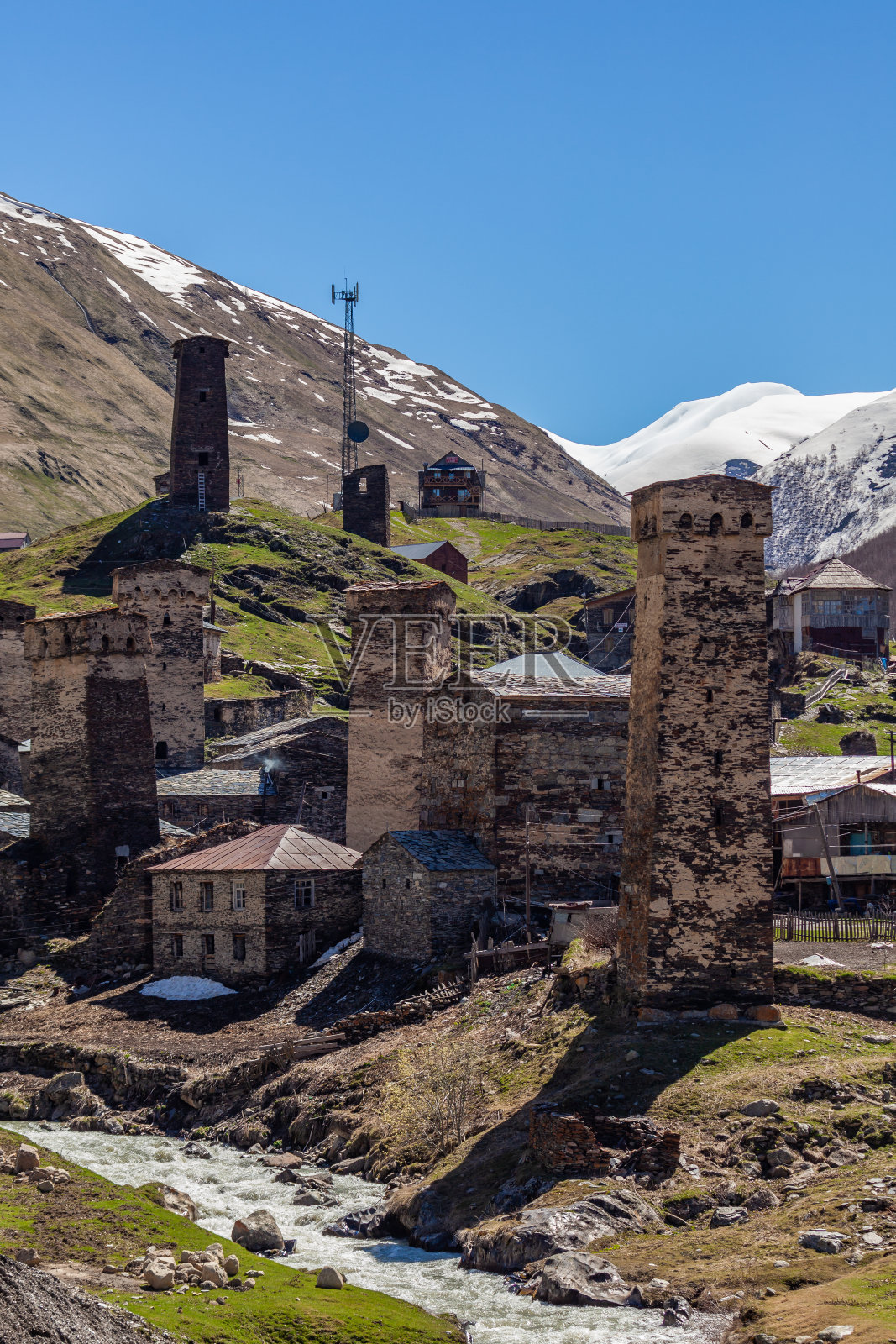 格鲁吉亚乌什古里的石塔和老房子照片摄影图片