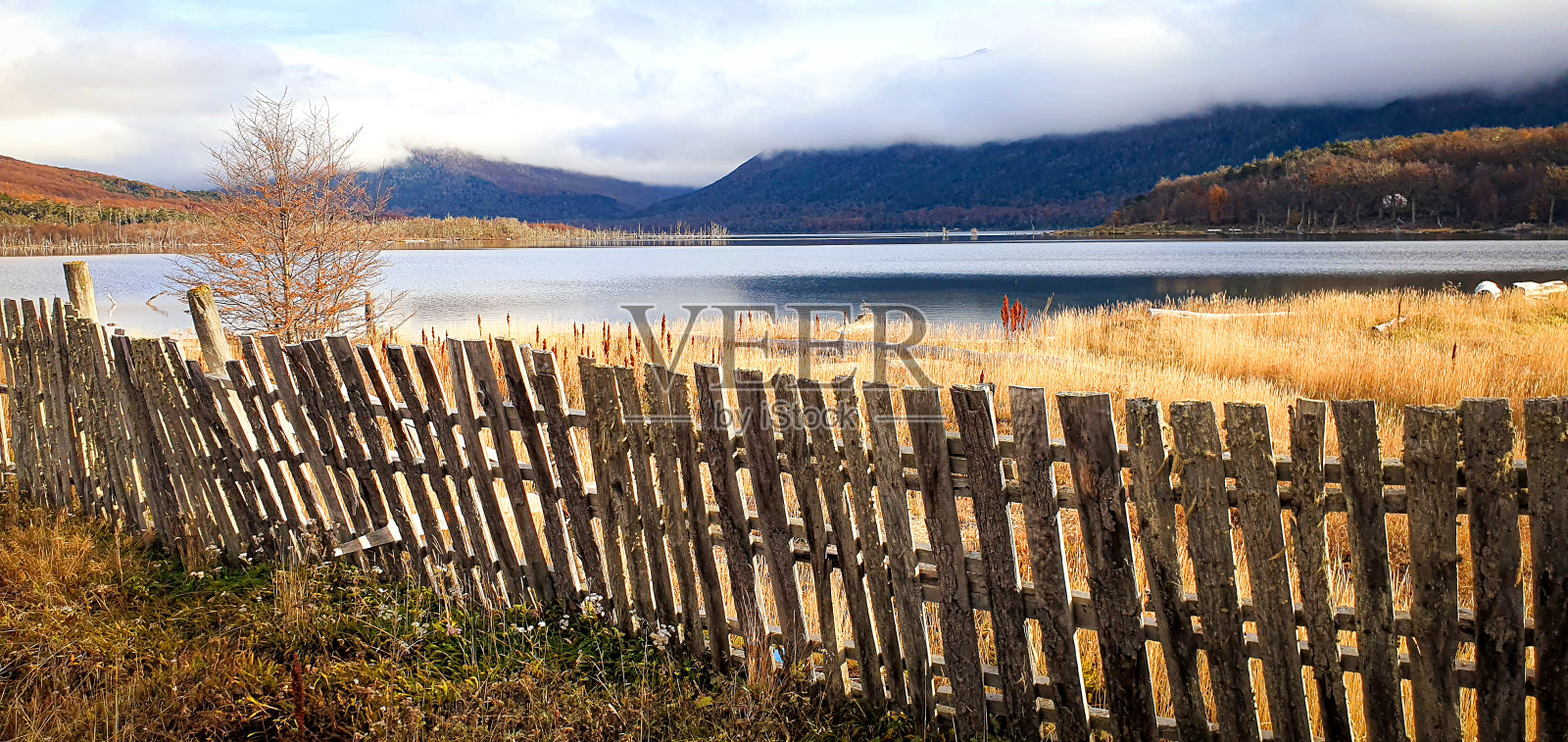 湖在秋天照片摄影图片