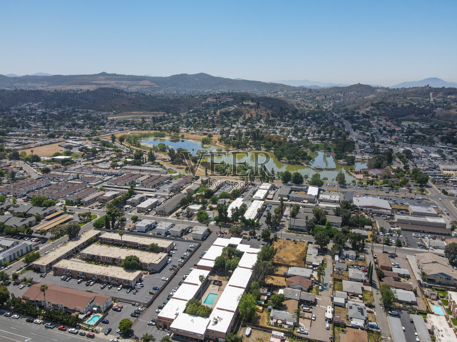鸟瞰图的郊区城市湖畔，圣地亚哥，美国照片摄影图片