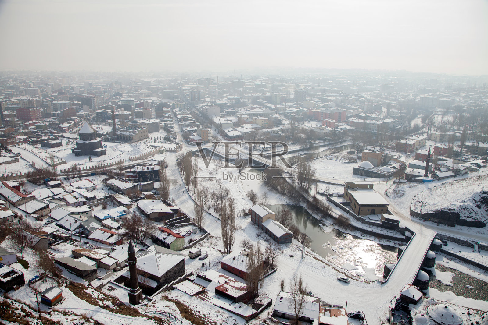 卡尔斯的城市景观在雪天照片摄影图片