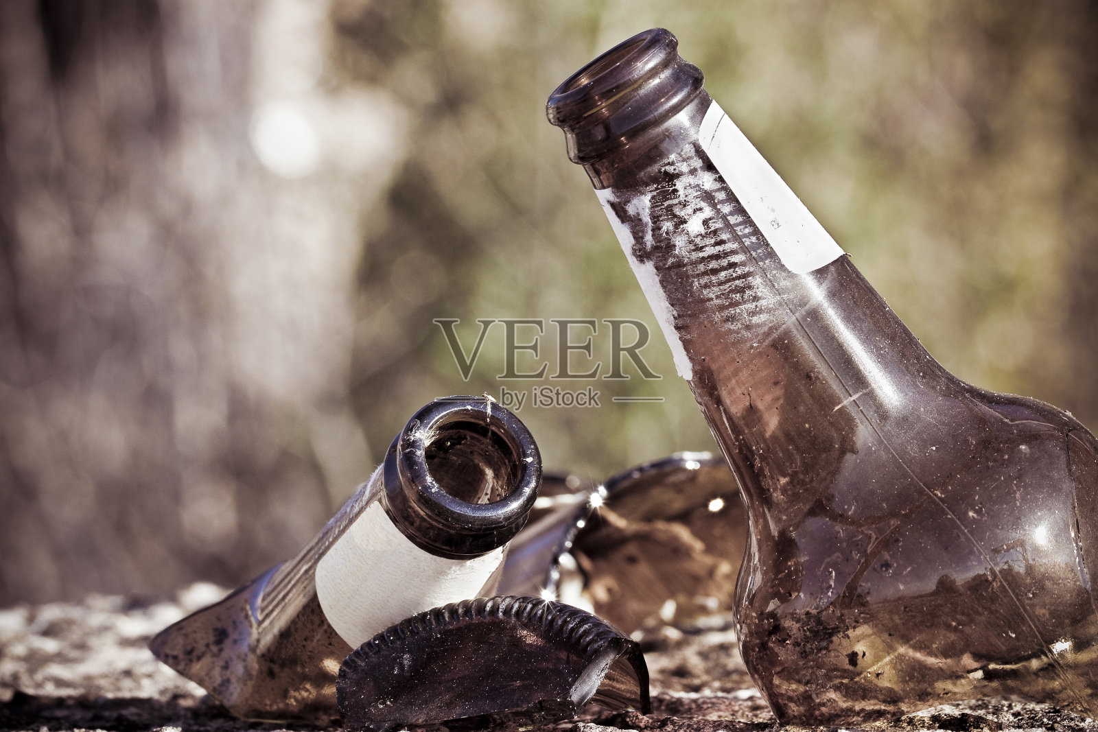 地面上破碎的啤酒瓶：酗酒概念照片摄影图片