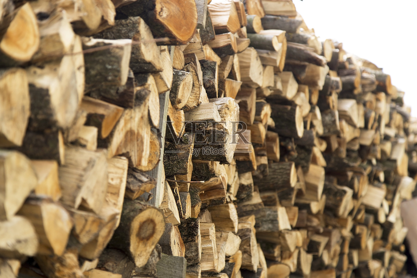 有一堆砍过的柴火。折叠的干柴靠近。农村冬天取暖用的柴火照片摄影图片